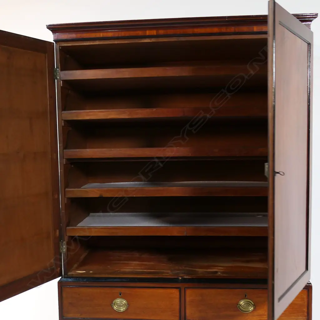 A Georgian mahogany linen press, Image 1++