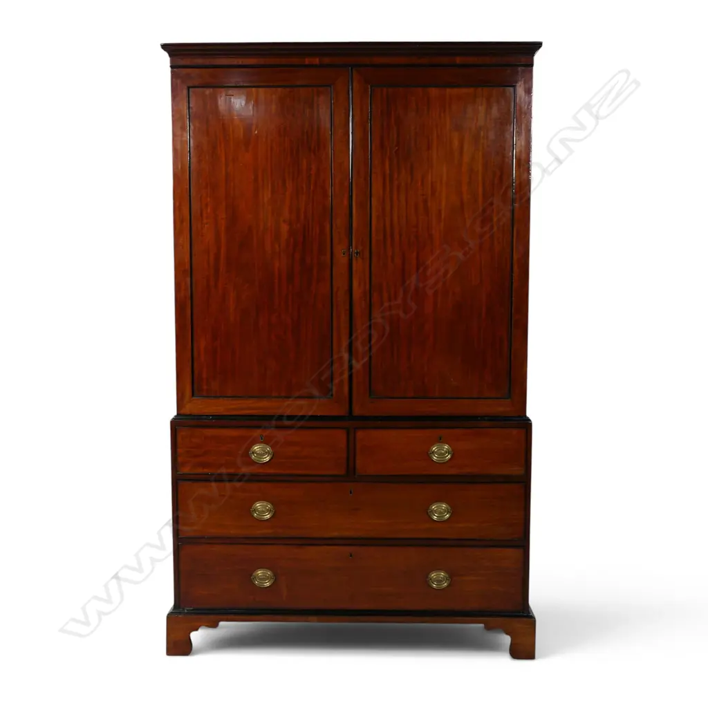 A Georgian mahogany linen press, Image 1++