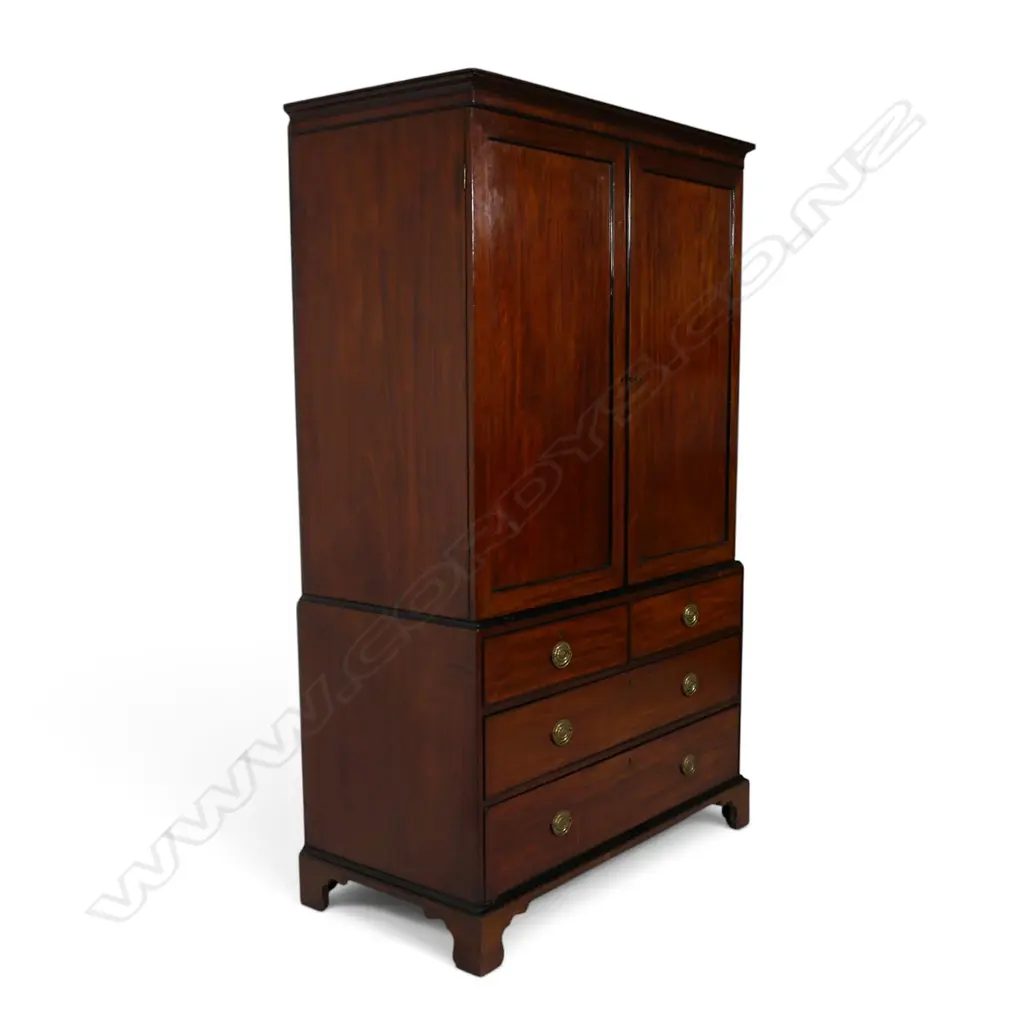 A Georgian mahogany linen press, Image 1++