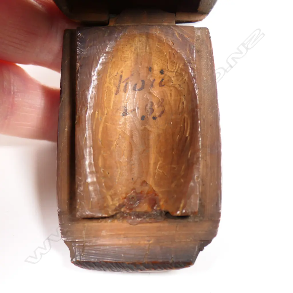 A late 18th/early 19thC carved coquilla nut snuff box, Image 1++
