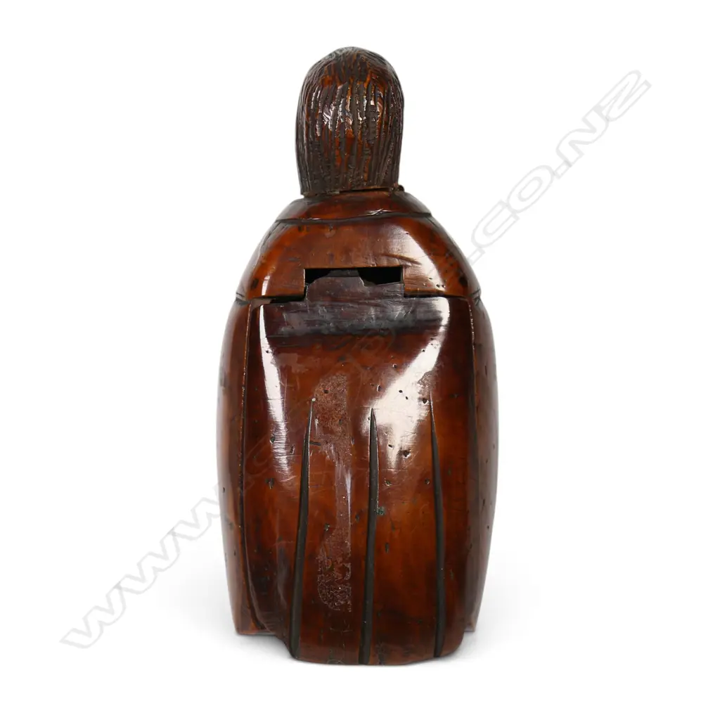 A late 18th/early 19thC carved coquilla nut snuff box, Image 1++