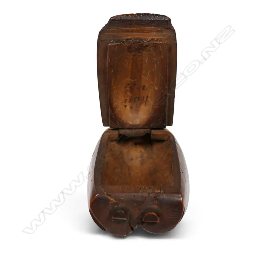 A late 18th/early 19thC carved coquilla nut snuff box, Image 1++