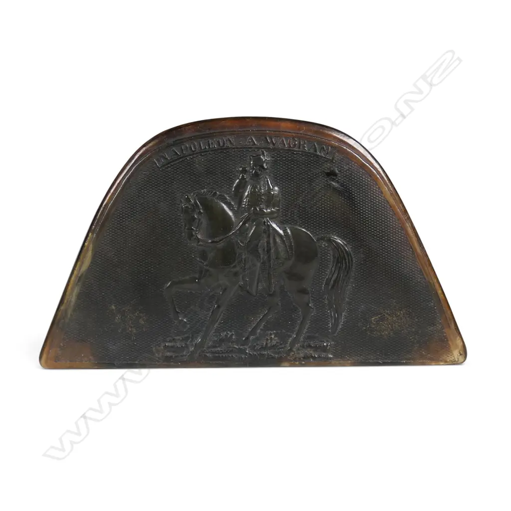 A 19thC horn snuff box of Napoleon interest, Image 1++