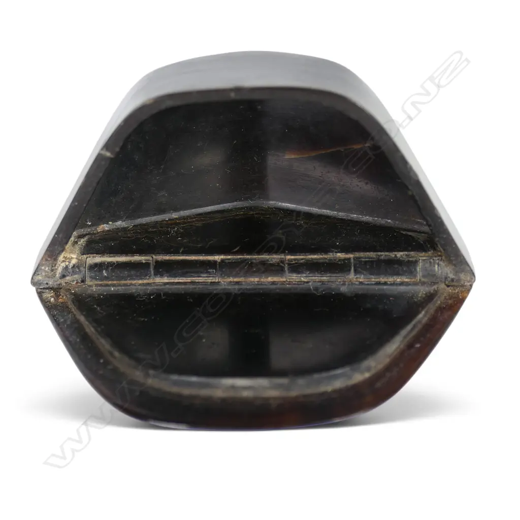 A 19thC horn snuff box of Napoleon interest, Image 1++