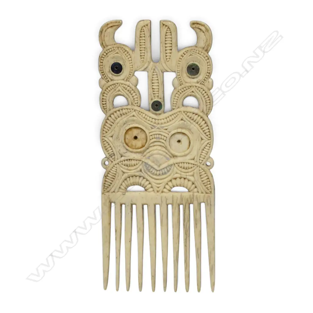 A late 19thC Māori whalebone heru (hair comb) by Patoromu Tamatea, Image 1++
