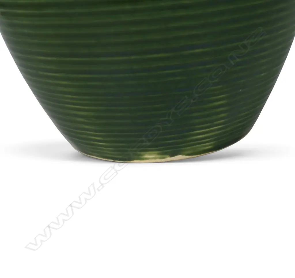 A Crown Lynn Hand Potted vase, Image 1++