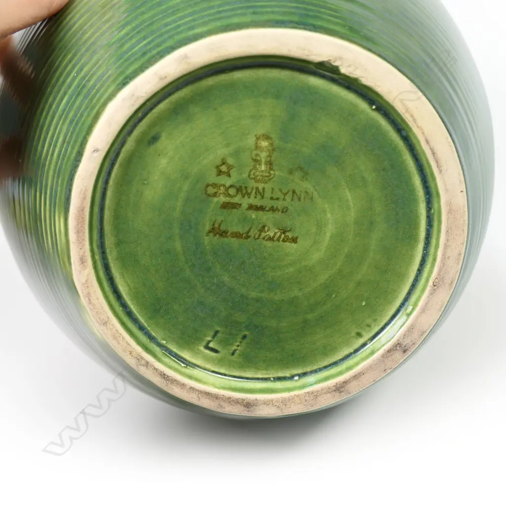 A Crown Lynn Hand Potted vase, Image 1++