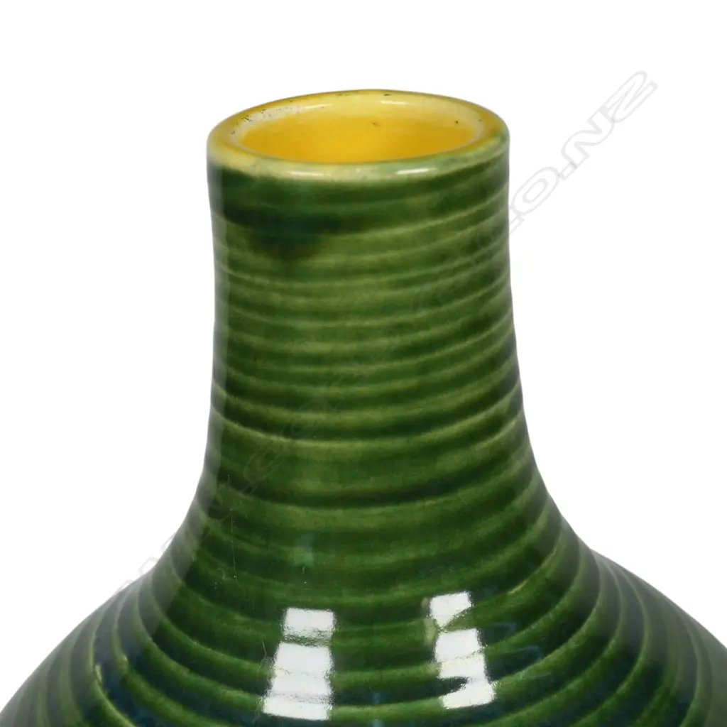A Crown Lynn Hand Potted vase, Image 1++