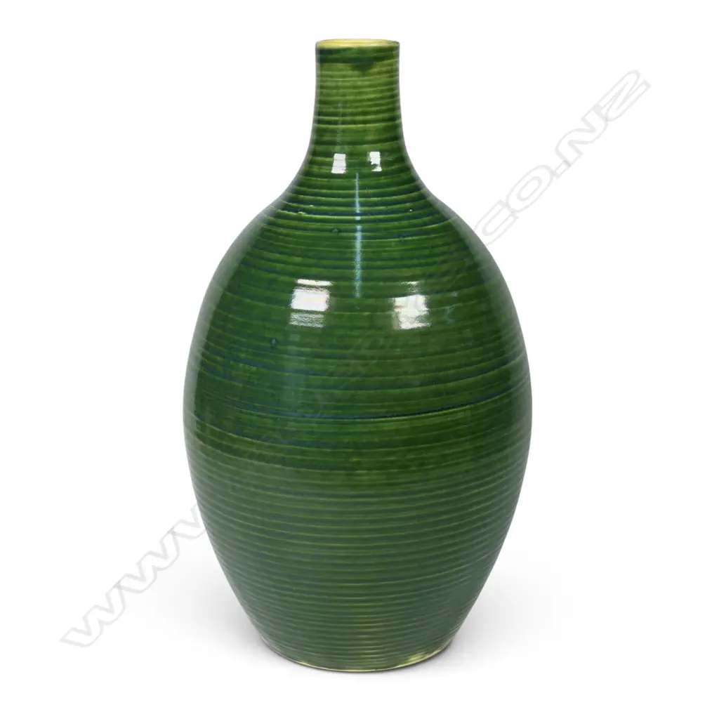 A Crown Lynn Hand Potted vase, Image 1++