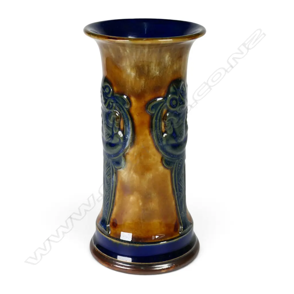 A Royal Doulton 'Māori Art' vase, Image 1++