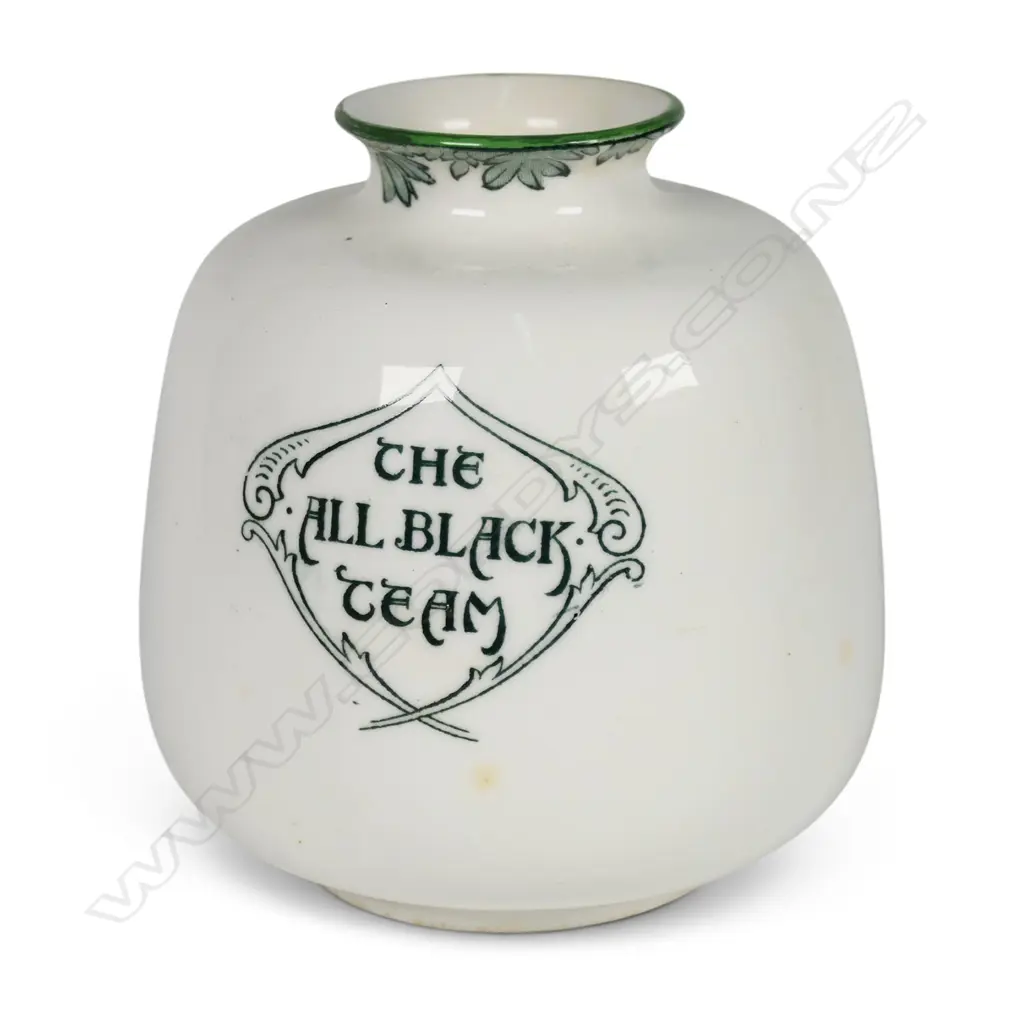 A rare Royal Doulton 'The All Blacks Team' vase, Image 1++