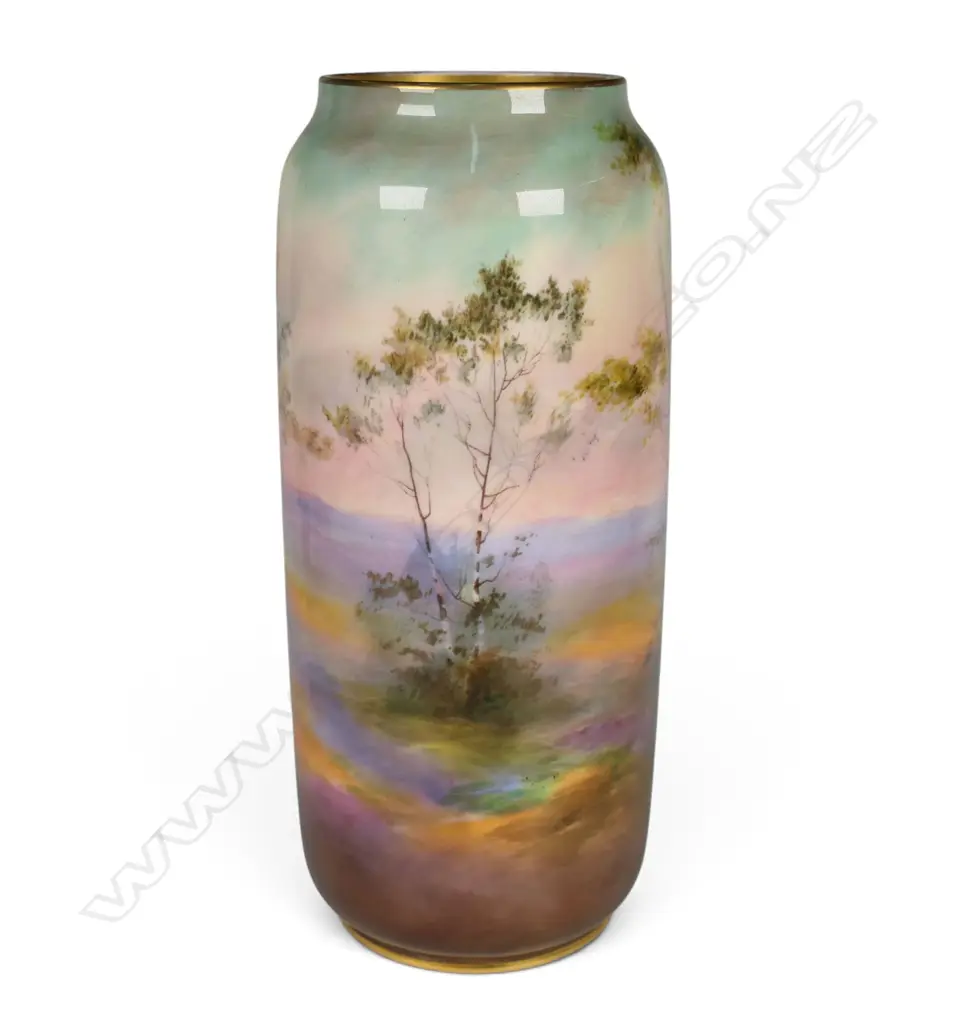 A Royal Doulton hand painted vase, Image 1++