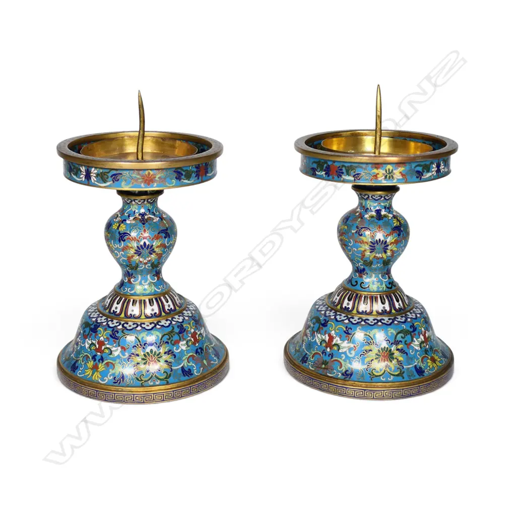 A pair of Chinese Republic fine cloisonne pedestal candlesticks, Image 1++