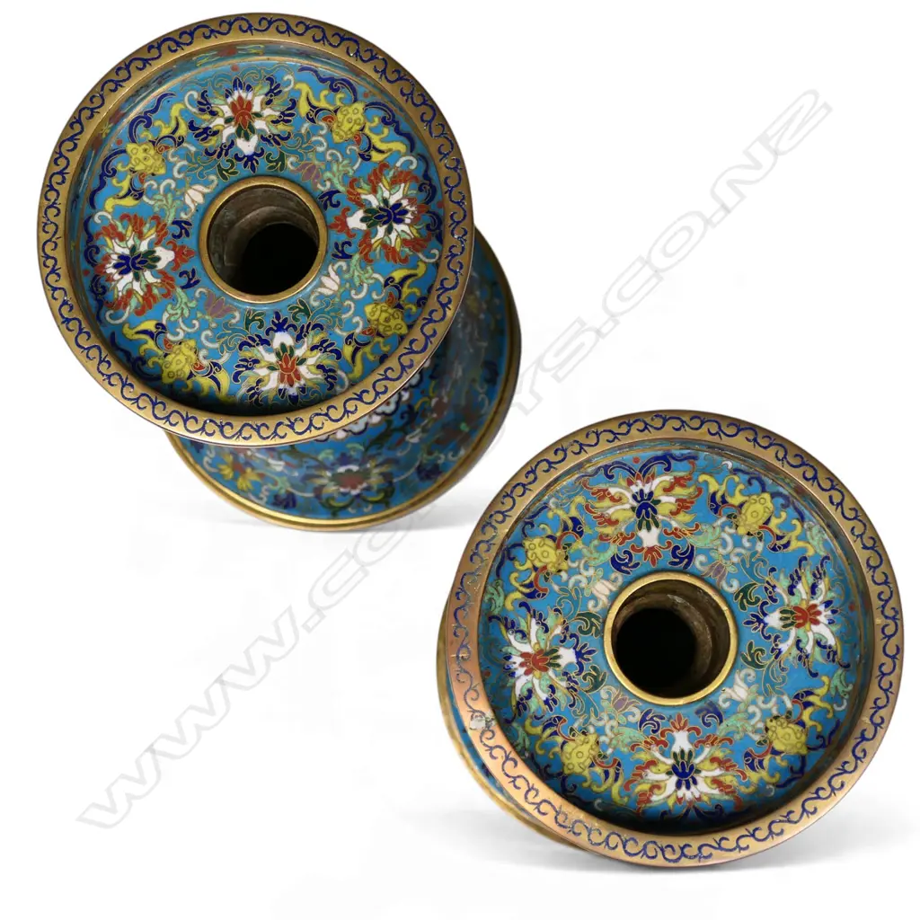 A pair of Chinese Republic fine cloisonne pedestal candlesticks, Image 1++