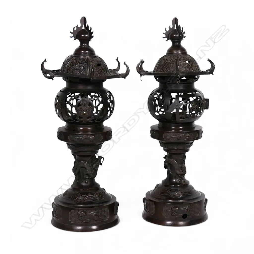 A pair of 19thC Japanese bronze lanterns, Image 1++