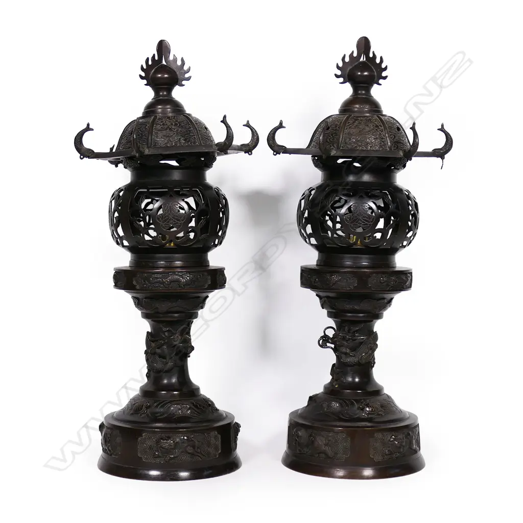 A pair of 19thC Japanese bronze lanterns, Image 1++