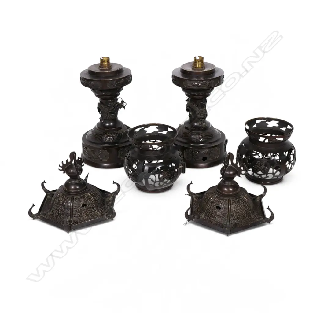 A pair of 19thC Japanese bronze lanterns, Image 1++