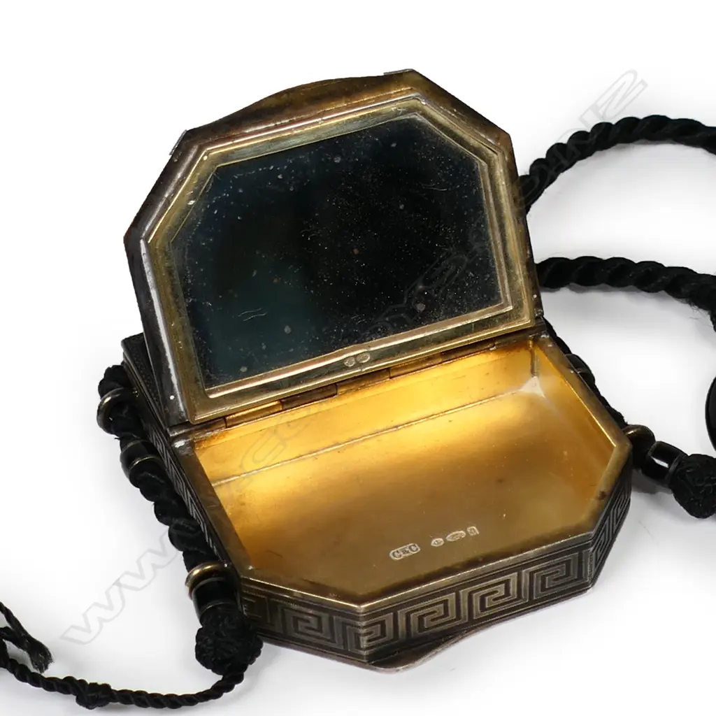 An early 20thC Chinese decorated European silver powder compact, Image 1++