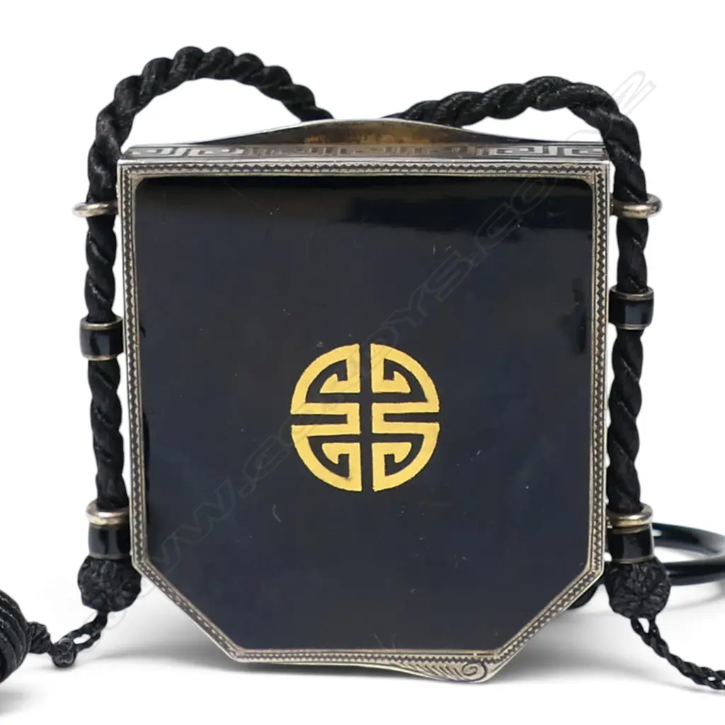 An early 20thC Chinese decorated European silver powder compact, Image 1++