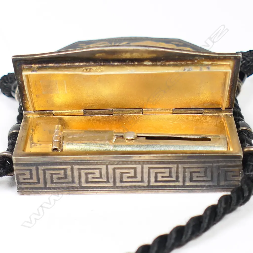 An early 20thC Chinese decorated European silver powder compact, Image 1++