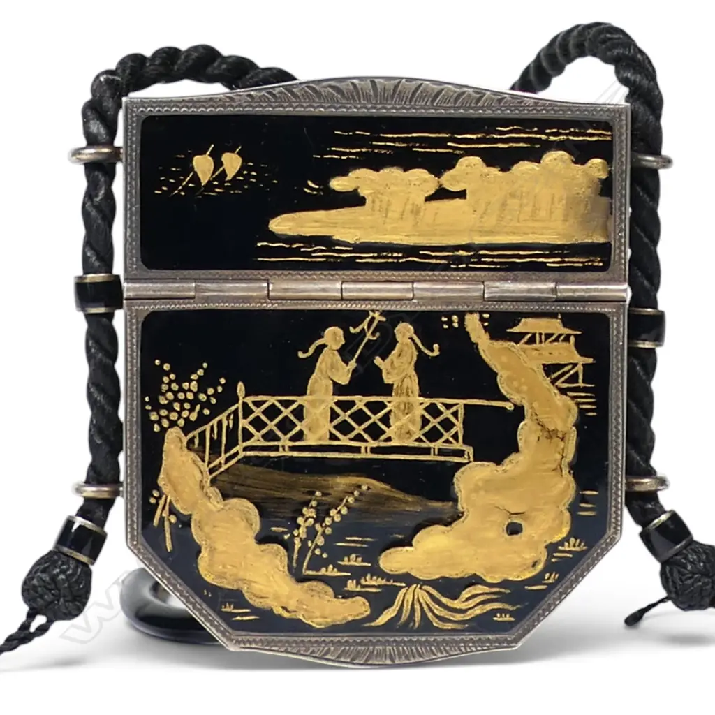 An early 20thC Chinese decorated European silver powder compact, Image 1++