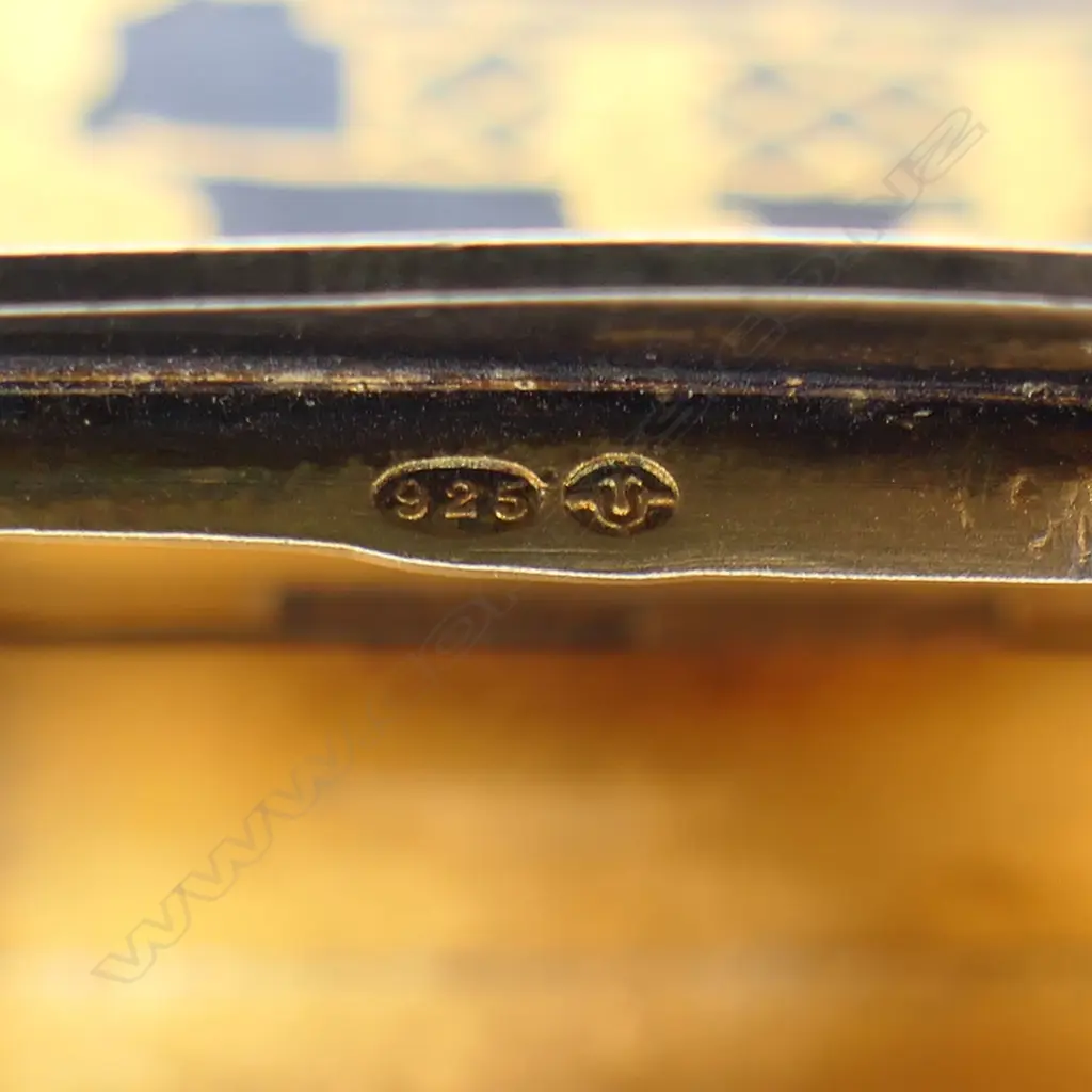 An early 20thC Chinese decorated European silver powder compact, Image 1++