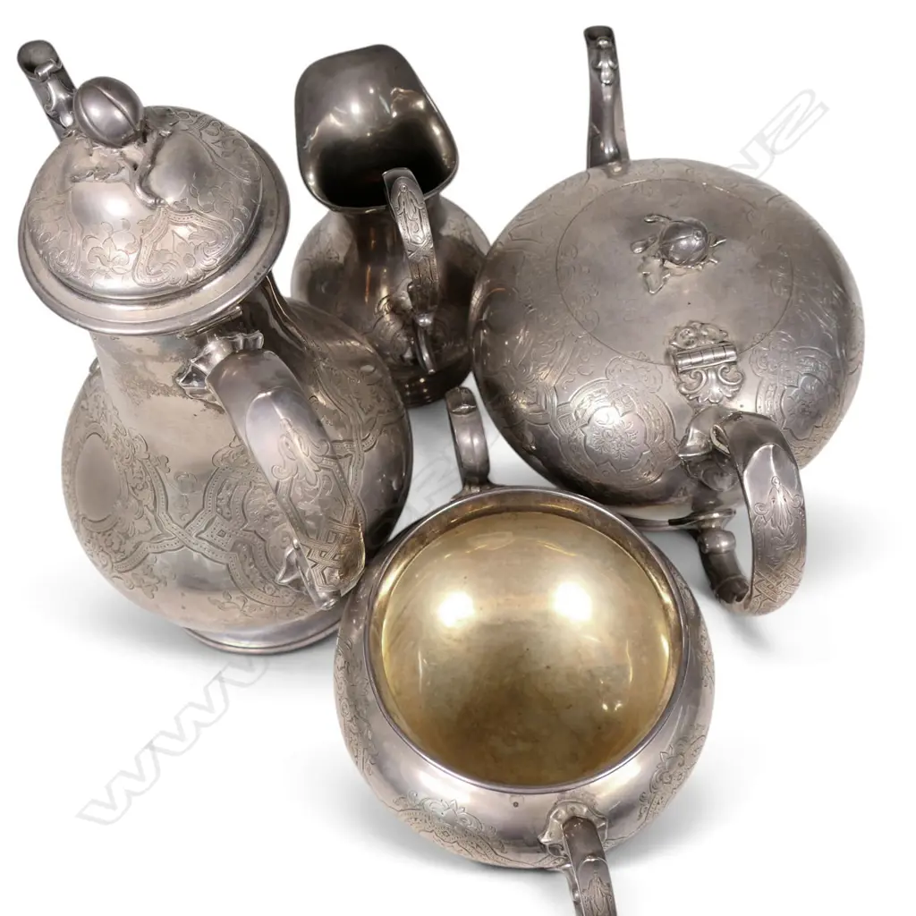 A Victorian silver four piece tea set, Image 1++