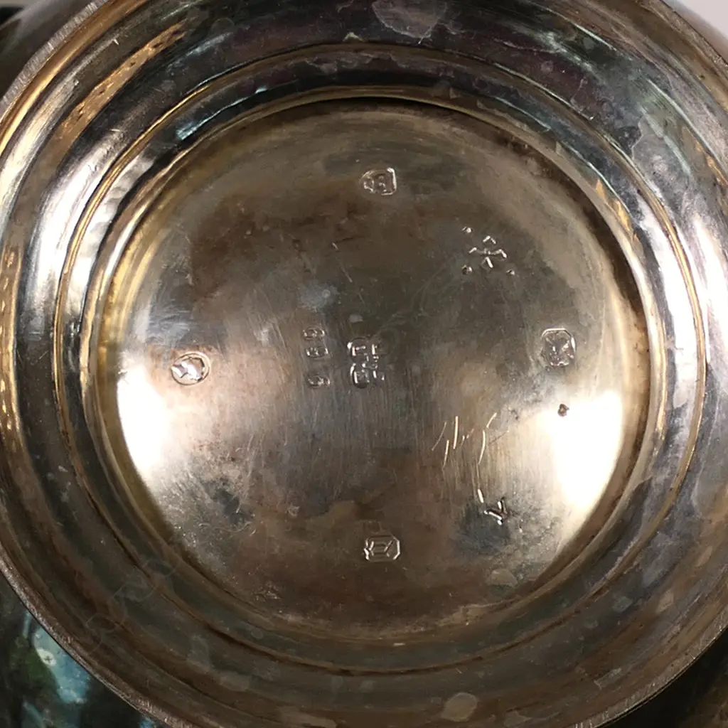 A Victorian silver four piece tea set, Image 1++