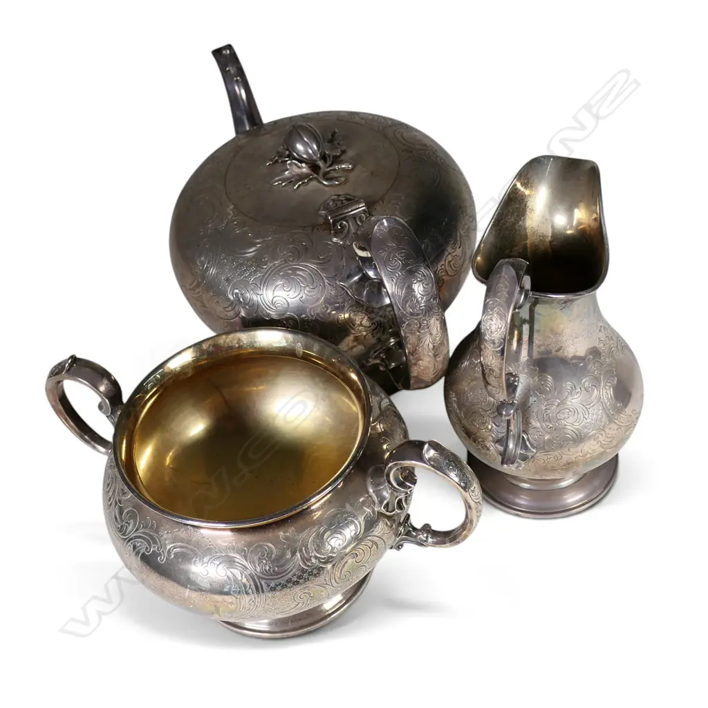 An early Victorian silver three piece tea set, Image 1++