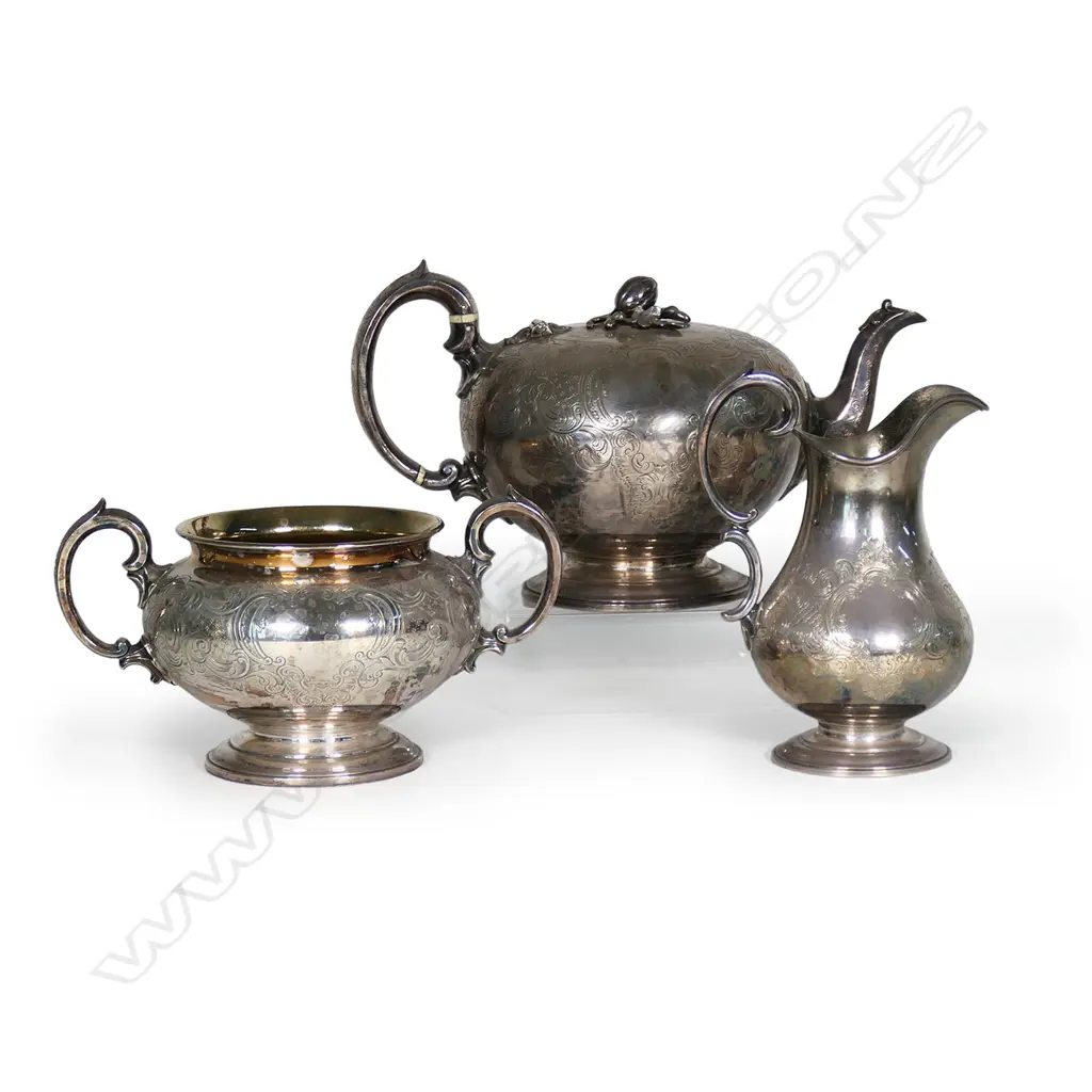 An early Victorian silver three piece tea set, Image 1++