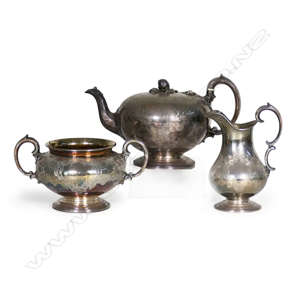 An early Victorian silver three piece tea set, Image 1++