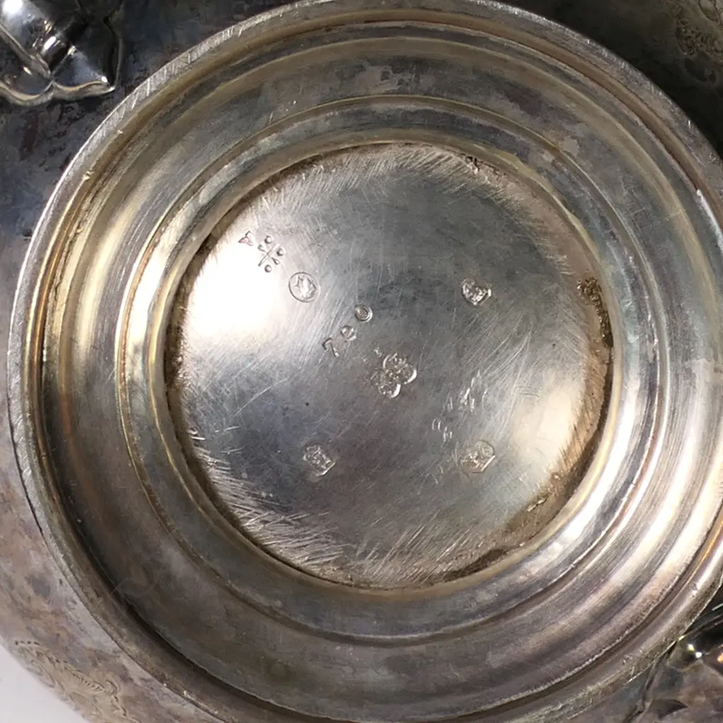 An early Victorian silver three piece tea set, Image 1++