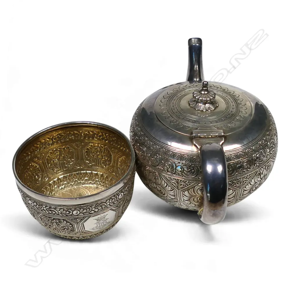 A Victorian silver bachelor's three-piece tea set, Image 1++