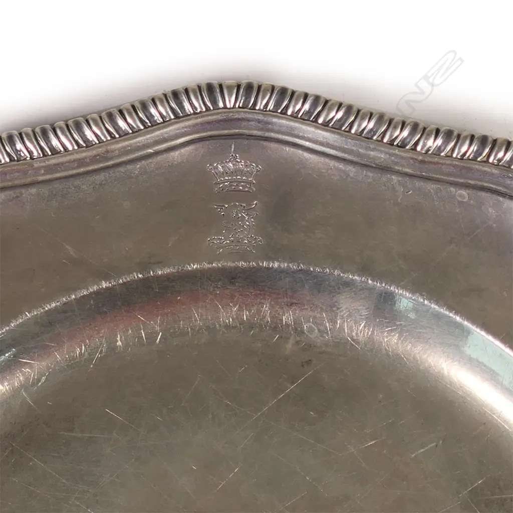 Two Georgian silver dinner plates, Image 1++