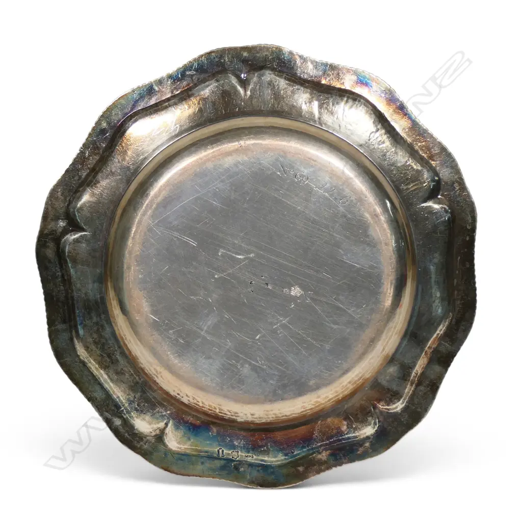 Two Georgian silver dinner plates, Image 1++