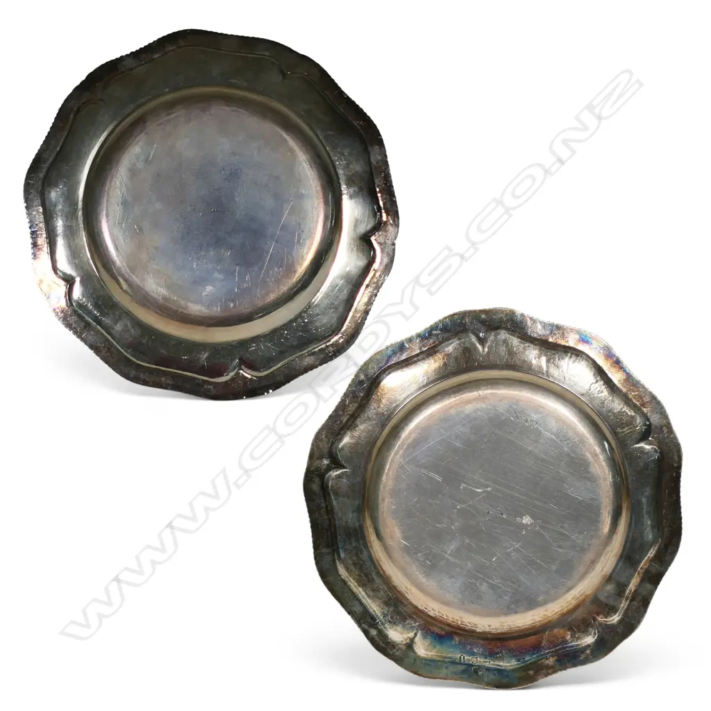 Two Georgian silver dinner plates, Image 1++