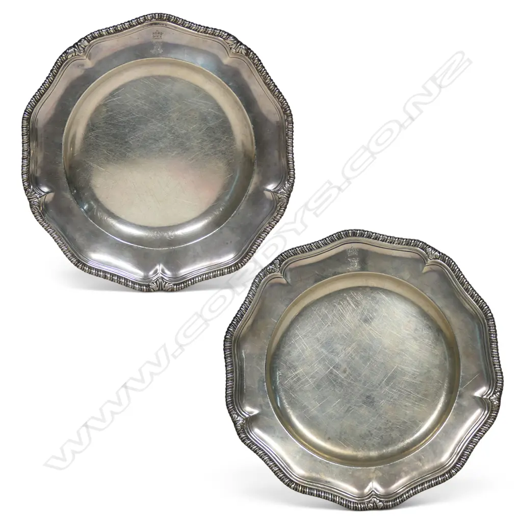 Two Georgian silver dinner plates, Image 1++