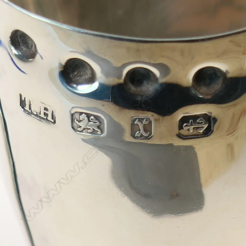 A Victorian silver tall helmet cream jug, Image 1++