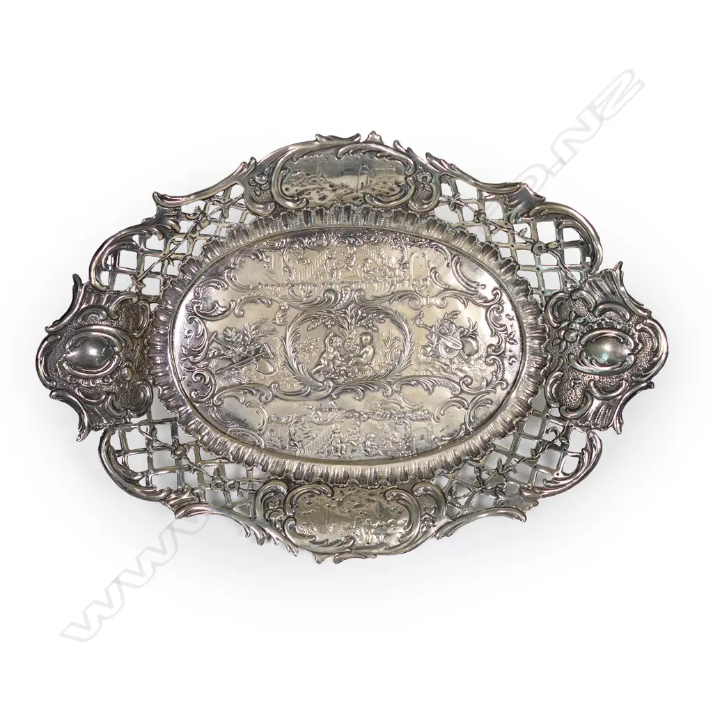 A Continental silver small tray, Image 1++