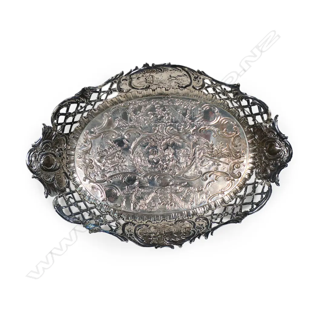A Continental silver small tray, Image 1++