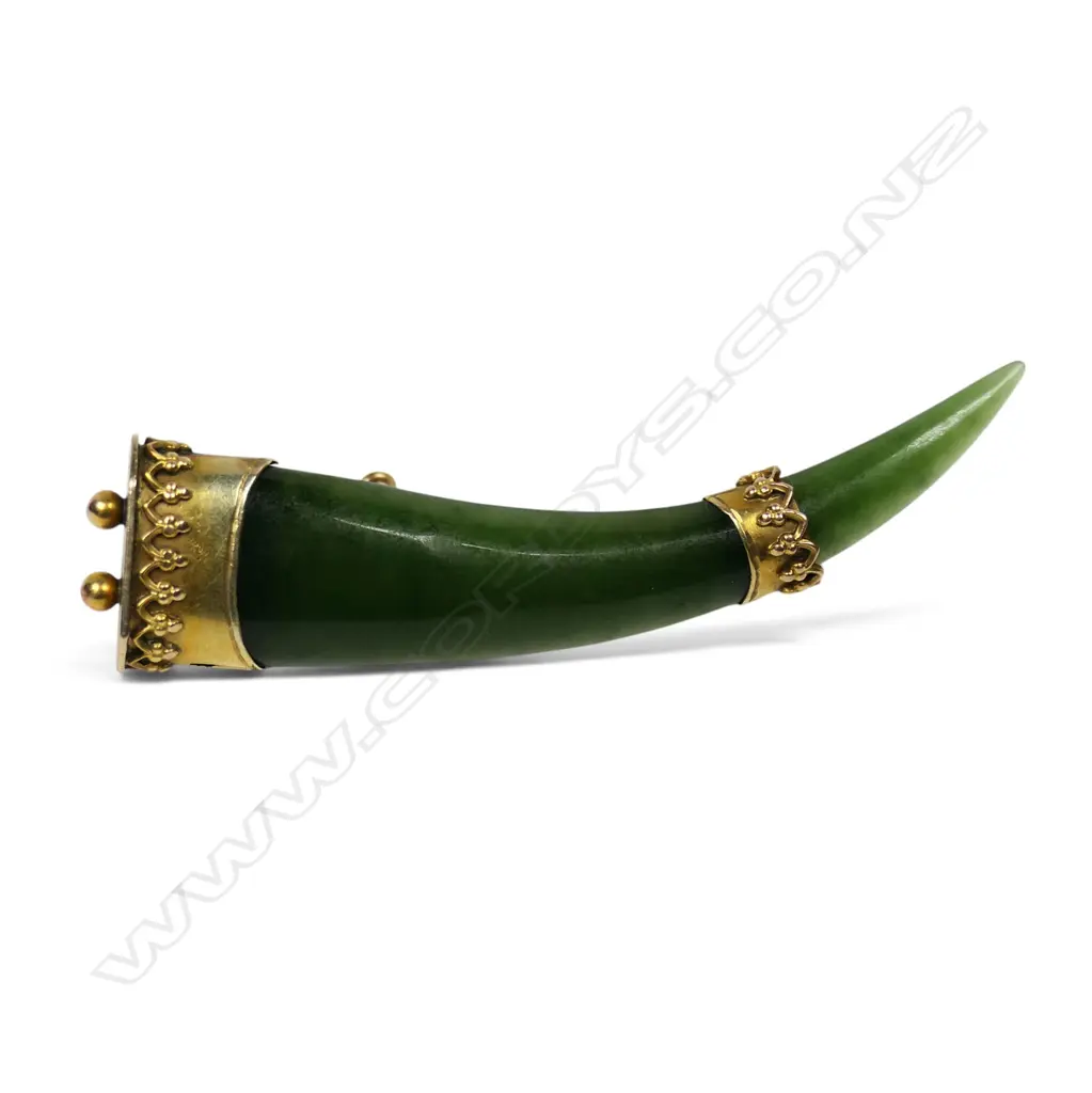 A late 19thC gilded 9ct gold and pounamu tusk form brooch, Image 1++