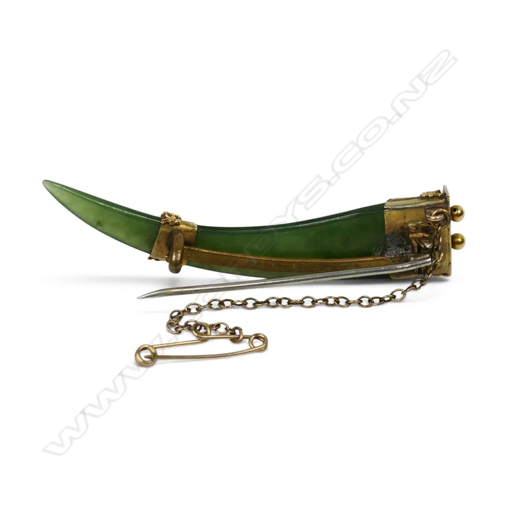 A late 19thC gilded 9ct gold and pounamu tusk form brooch, Image 1++