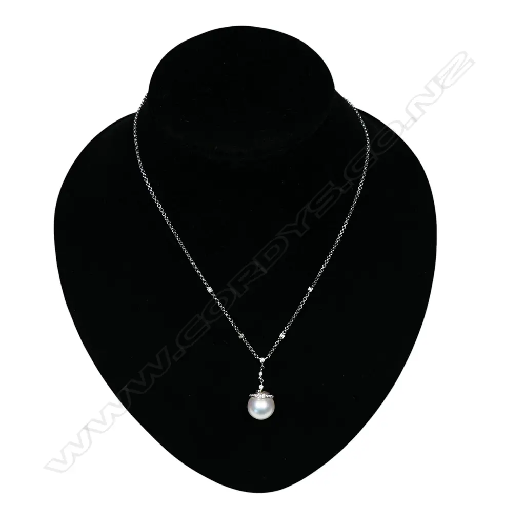 An 18ct white gold pearl and diamond pendant, Image 1++
