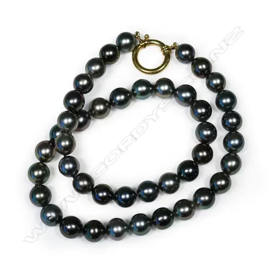A Tahitian-type large black cultured pearl necklace,