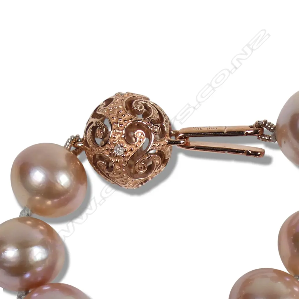 A pink cultured fresh water pearl necklace, Image 1++
