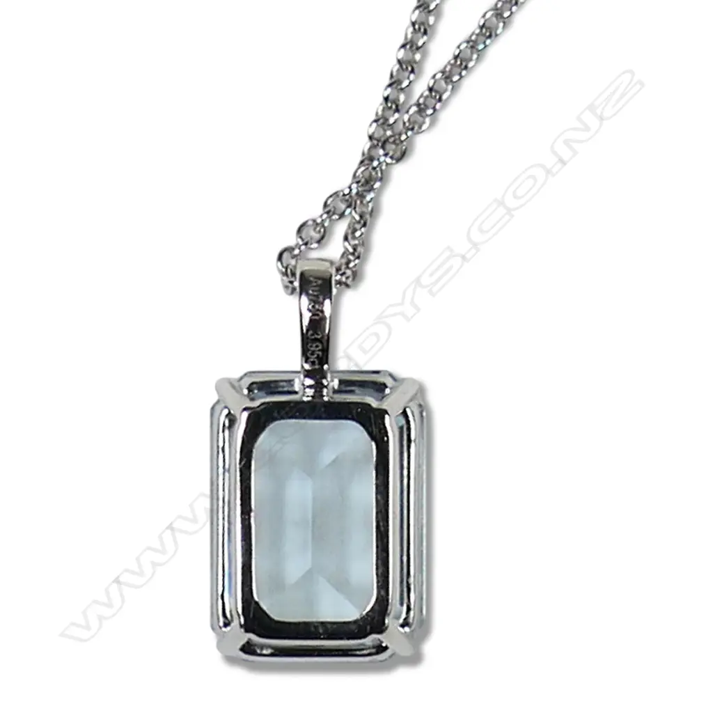 An 18ct white gold and aquamarine pendant necklace, Image 1++