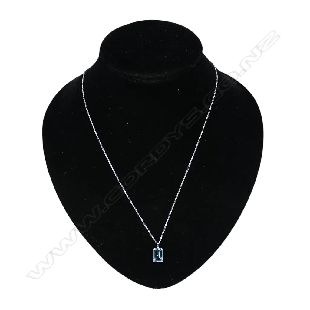 An 18ct white gold and aquamarine pendant necklace, Image 1++