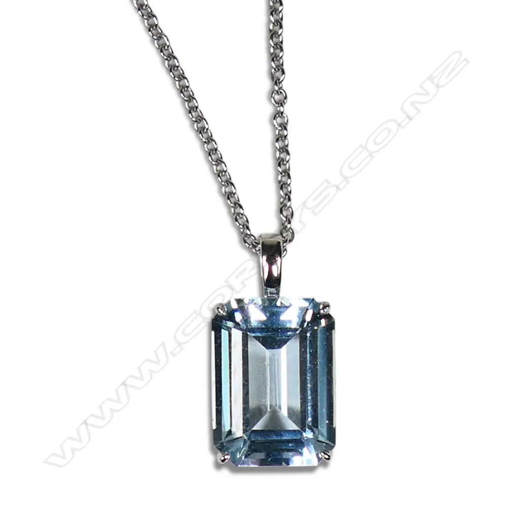 An 18ct white gold and aquamarine pendant necklace, Image 1++