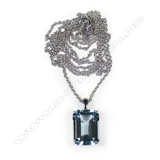 An 18ct white gold and aquamarine pendant necklace,