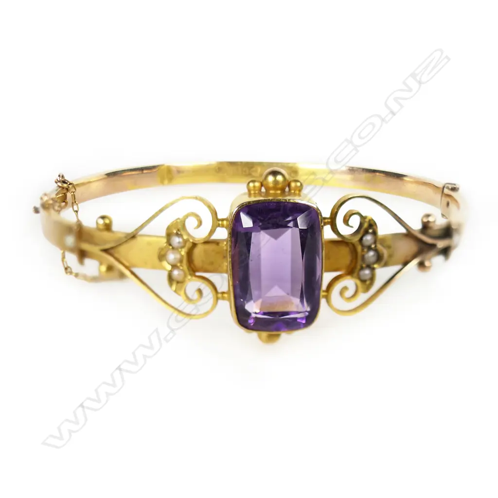 An early 20thC 9ct gold amethyst and seed pearl hinged bangle, Image 1++